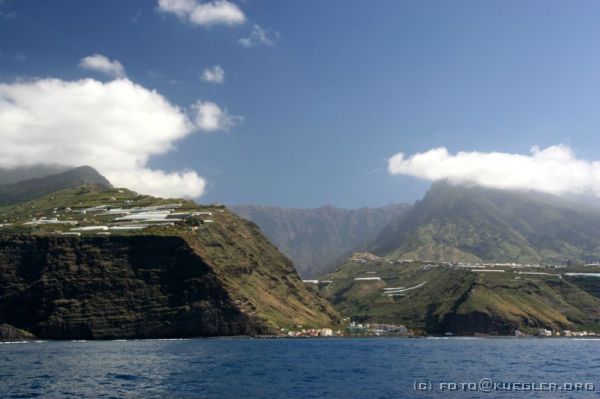 IMG_0566 <div align=left>
<p>Ein Blick in die Caldera</p>

<p>Richtigerweise muss man eigentlich noch darauf hinweisen, daß die Caldera kein Krater ist, der durch einen Vulkanausbruch entstanden ist (auch wenn es so aussieht). Stattdessen haben Wissenschaftler inzwischen bewiesen, daß Wasserkraft und Einstürze das Gebiet ausgehöhlt haben.</p>
</div>