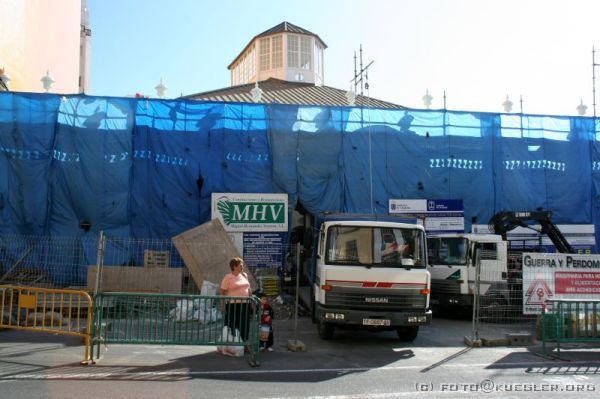 IMG_0754 <div align=left>
<p>Und wir laufen an dieser Baustelle vorbei, auf der Suche nach der Markthalle. Leider müssen wir dann feststellen: Das ist die angeblich längst fertiggestellte Markthalle von Santa Cruz. Da war die Zeitung wohl doch etwas zu voreilig.</p>
</div>