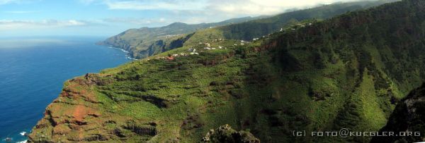 barranco3 <p>Im linken drittel kann man ganz klein einen kleinen Trampelpfad erkennen. Da müssen wir lang...</p>