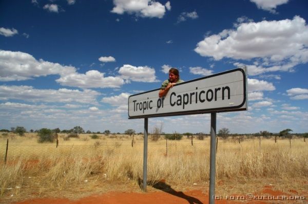 IMG_3467 <p><b>Tropic of Capricorn - Wendekreis des Steinbocks</b></p>

<div align=left>
<P>Auf unserer Fahrt in den Süden wird die Landschaft immer
karger, es gibt nur noch wenige Sträucher und fast
ausschließlich Steppengras. Wir überqueren den südlichen
Wendekreis, den Wendekreis des Steinbocks, der auch als Grenze der
Tropen gilt.</P>
</div>