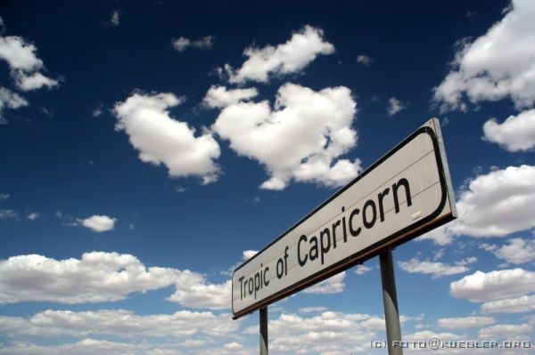 IMG_3468 <p><b>Tropic of Capricorn - Wendekreis des Steinbocks</b></p>

<div align=left>
<P>Plötzlich verändert die Landschaft. Nach stundenlanger
Fahrt auf schnurgerader Straße bis zum Horizont gibt es auf
einmal Kurven. Kleine Steinplateaus stehen ausgewaschen im
Steppengras.</P>
</div>