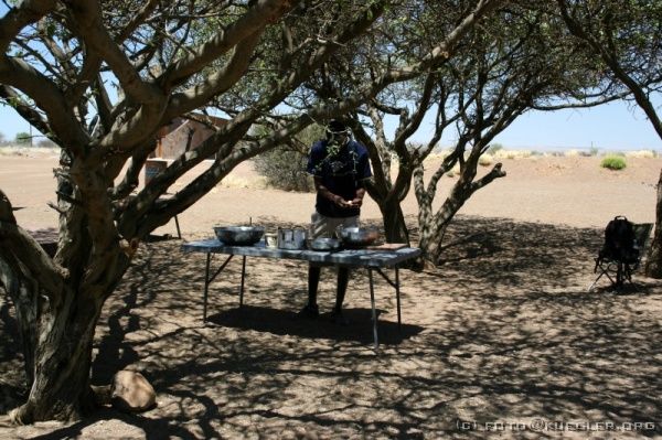 IMG_3522 <P><B>Am Köcherbaumwald</B></P>

<P>Am Truck hat Eddie inzwischen das Mittagessen fertig: Nudelsalat, Brot und Bananen.</P>