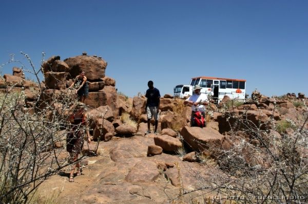 IMG_3530 <P><B>Giants Playground</B></P>
<div align=left>
<P>Nach einer kurzen Siesta im Schatten eines Baumes, besuchen wir gleich nebenan den so genannten Giants Playground, ein
riesiges Granitgeröllfeld, auf dem die Felsen wie überdimensionale Bauklötze aufeinander gestapelt scheinen.</P>
</div>