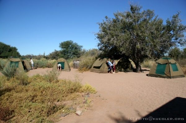 IMG_3557 <P><B>Campingplatz nahe des Fish River Canyons</B></P>
<div align=left>
<P>Am Campingplatz angekommen stellen wir schnell unsere Zelte auf,
was in der Tat schnell ging, und fahren noch eine halbe Stunde auf
Schotterpiste in den Nationalpark Fish River Canyon.</p>
</div>