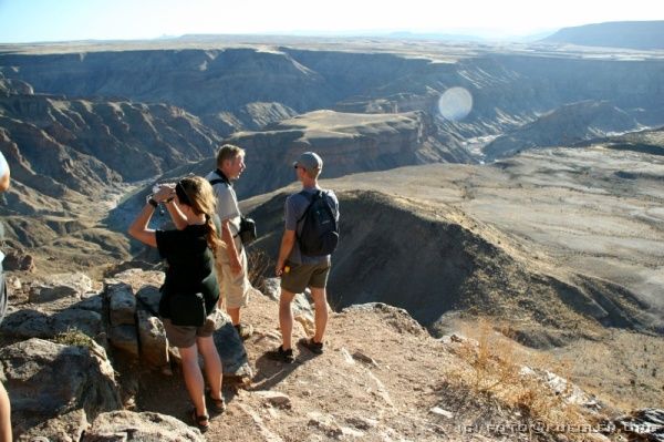 IMG_3561 <P><B>Fish River Canyon</B></P><div align=left>
<P>Der Fish River hat sich hier auf einer Länge von 160
Kilometern bis zu 550 Meter tief in das Gestein gegraben. Für
Geologen ist dieser Ort besonders interessant, weil der Fluss
teilweise bis zu 1,5 Milliarden Jahre altes Gestein des
Erd-Urkontinents Gondwana freigelegt hat.</P>
</div>