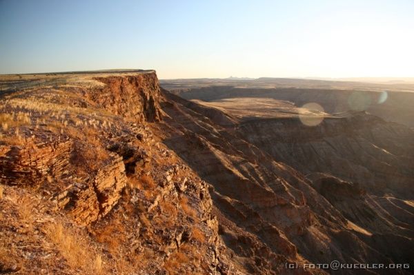 IMG_3590 <P><B>Fish River Canyon</B></P>

<P>Wir laufen ein Stück am Canyon entlang zum nächsten
Aussichtspunkt, wo uns der Truck wieder aufsammeln kann.</P>