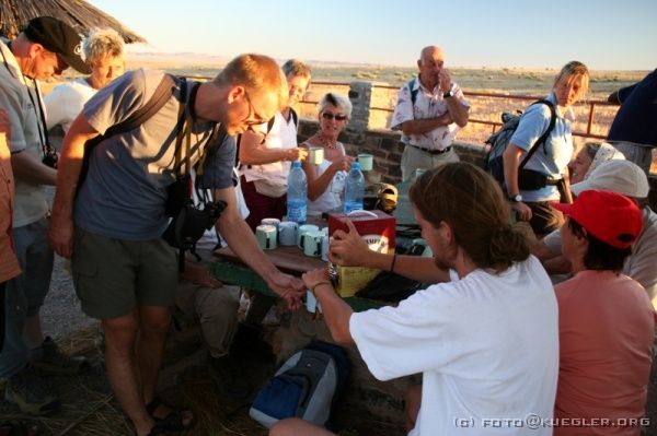 IMG_3591 <P><B>Fish River Canyon</B></P>
<div align=left>
<P>Genau zum
Sonnenuntergang kommen wir am Aussichtspunkt an und Konrad zaubert aus dem Truck einen Schlauch Rotwein und lädt uns auf unseren ersten Sundowner ein - der Sonne beim Untergehen zuschauen und ein Gläschen bzw.
Blechbecherchen dazu trinken, eine sehr angenehme Beschäftigung.</P>
</div>