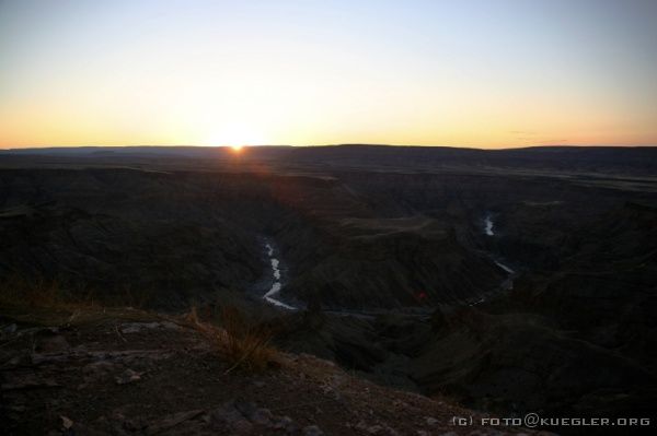 IMG_3596 <P><B>Fish River Canyon</B></P>
<div align=left>
<P>Auf der Rückfahrt ist unsere bayrische Fraktion der Mitreisenden schon recht angeheitert und singt. Eddie ist begeistert. Heute Abend essen wir ausnahmsweise nichts Selbst gekochtes, sondern gehen in das ausgezeichnete Restaurant des Canyon Roadhouses. Anschließend duschen alle kurz - es gibt zwei Duschen für uns alle.</P>

<P>Wir sind mitten in der Wildnis, kein störendes Licht erhellt uns den traumhaft klaren Sternenhimmel. Es sind hier nicht nur die großen hellen Sterne zu sehen, sondern unendlich viele kleine. Man hat fast den Eindruck, ganz weit ins Weltall sehen zu können.
Ein grandioser Anblick.</P>
</div>