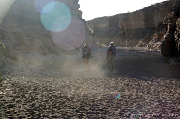 IMG_3632 <P><B>Sesriem Cynyon</B></P>

<P>Der Sesriem Canyon ist klein aber fein, nur etwa einen Kilometer
lang, dreißig bis vierzig Meter tief und dabei an manchen
Stellen bloß einige Meter breit.