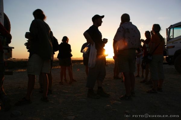 IMG_3667 <P><B>Sesriem Cynyon</B></P>

<P>Oben wieder angekommen geht gerade die Sonne unter und wir genießen, diesmal mit einem Becher Weißwein, einen weiteren Sundowner.</P>