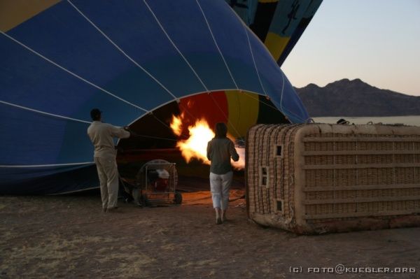 IMG_3914 <P><B>Ballonfahrt</B></P>
<P>Es ist schon alles vorbereitet ist und die Ballons müssen nur noch befeuert werden.</P>