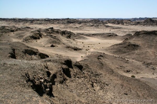 IMG_4045 <P><B>Steinwüste bei Swakopmund</B></P>

<div align=left>
<P>Egon telefoniert mit der Agentur und ärgert sich, denn es
kommt offensichtlich hier nicht zum ersten Mal zu Missverständnissen.
Nachdem er aufgelegt hat, steigt er wieder ein und sagt entschlossen,
dass er das jetzt auf seine Kappe nimmt. Er bietet uns an, die Tour
etwas straffer zu machen und dafür den weiteren Weg fahren.
Dankend und erleichtert nehmen wir das gerne an. Ab diesem Moment hat
die Tour richtig Spaß gemacht.</P>
</div>