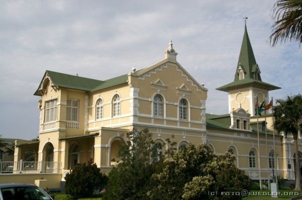 IMG_4127 <P><B>Swakopmund</B></P>
<P>Der alte Bahnnhof. Das Innere des Gebäudes wurde inzwischen zu einem Luxushotel umgebaut.</P>