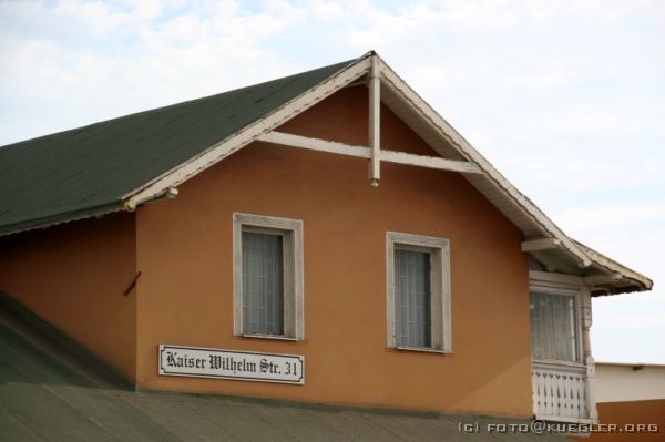 IMG_4137 <P><B>Swakopmund</B></P>
<P>Die "Kaiser-Wilhelm-Straße" wurde inzwischen umbenannt und heisst heute "Sam Nujoma Avenue"</P>

<div align=left>
<P>Zum Abendessen treffen wir uns mit einigen Mitreisenden und machen uns auf die Suche nach einigen empfohlenen Restaurants, aber leider ist alles restlos ausgebucht. Schließlich landen wir in einem "Western Saloon", typisch afrikanisch, aber die Auswahl an
Fisch auf der Speisekarte klingt trotzdem überzeugend.</P>

<P>Wir teilen uns eine Fischplatte für zwei, leider haben wir übersehen, dass der Preis pro Person und nicht für beide zusammen war. Aber für Riesengarnelen, Langustenschwänze, Calamari, Krabben, Muscheln, Austern, gegrillten Fisch, Thunfischsalat und mehr war der Preis schon in Ordnung. An Aufessen ist gar nicht zu denken.</P>

<P>Im Anschluss gehen wir hinunter ans Wasser und wollen im "Tug" noch etwas trinken. Das Gebäude, in dem sich das Restaurant befindet, ist in ein Schiffsheck. Sehr nett gemacht und sehr gemütlich. Zurück zum Restcamp laufen wir noch einmal am Wasser entlang. Davon wird eigentlich abgeraten, weil schon viele Touristen überfallen wurden, aber wir fühlen uns sicher genug mit mehreren Leuten.</P>
</div>