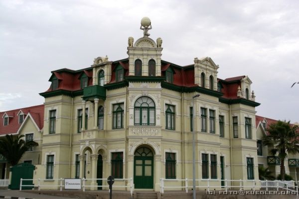 IMG_4142 <P><B>Swakopmund</B></P>

<div align=left>
<P>Hier sind noch viele schöne Gebäude aus der Kolonialzeit
gut erhalten. Die Straßen wurden vor kurzem allerdings
umbenannt, so dass nur noch wenige Schilder mit deutschem Namen zu
sehen sind.</P>
</div>