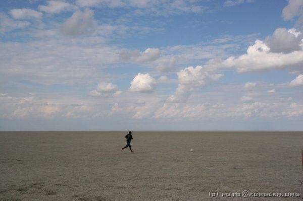 IMG_5039 <P><B>Etosha Nationalpark</B></P>
<P>Fußballspielen ist immer eine willkommene Auflockerung für Robson.</P>