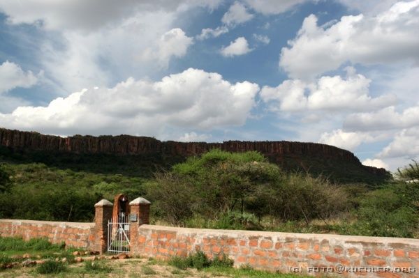 IMG_5080 <P><B>Waterberg</B></P>

<div align=left>
<P>Auf dem Weg zum Waterberg halten wir nochmal in Outjo und Otjinowango. Kaum sind wir ausgestiegen, tippt jemand Kathrin auf die Schulter und fragt "Wer ist denn hier der Sohnemann von Sabine und Wolfgang ??" Überraschung!</P>
<P>Stefans Eltern machen ebenfalls gerade eine Reise durch Namibia - allerdings eine andere Tour. Wir hatten uns schon gedacht, dass wir uns wohl am Waterberg treffen würden - denn beide Reiserouten kreuzen sich hier. Aber sich zufällig beim Einkaufen vorher zu treffen ist schon etwas überraschend.</P>

<P>Nachdem wir uns im Schnelldurchgang von unseren bisherigen Erlebnissen erzählt haben, brechen beide Gruppen auf. Das Ziel ist für die nächste Nacht das gleiche: Der Waterberg Nationalpark. Am Fuß des riesigen Tafelbergs liegt unser Campingplatz, auf dem wir unsere Zelte aufschlagen. Die Lodges, wo Sabine und Wolfgang untergebracht sind, befinden sich etwas weiter oben am Berg.</P>
</div>