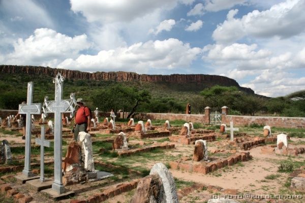 IMG_5082 <P><B>Waterberg</B></P>

<div align=left>
<P>Ab 15:30 Uhr machen wir einen Spaziergang und machen uns mit der Geschichte um diesen Berg vertraut. Hier kam es 1904 zu einer blutigen Schlacht zwischen Herero und weißen "Schutztruppen", nach der sich die Herero schließlich in die Wüste zurückgezogen haben und verhungert sind. Ein dunkles Kapitel, das immer noch sehr aktuell ist.</P>
</div>