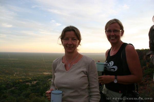 IMG_5121 <P><B>Waterberg</B></P>
<div align=left>
<P>Wir haben uns vorhin für diesen letzten Abend eingedeckt mit Gin und Tonic Water, und jeder hat einen der Blechbecher vom Truck mit auf den Berg genommen. Jetzt wird noch schnell Zitrone mit dem Taschenmesser geschnitten, die Becher gefüllt und wir genießen unseren letzten Sundowner dieses Urlaubs.</P>

<P>Auf den warmen Sandsteinen sitzt es sich gut und es fällt schwer, doch noch in der Dämmerung den Rückweg anzutreten. Wir haben zwar ein paar Taschenlampen dabei, aber ein Abstieg im Dunkeln wäre zu riskant.</P>
</div>