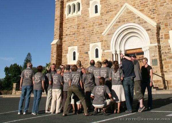 IMG_5187-ausschnitt <P><B>Gruppenfoto vor der Christuskirche in Windhoek</B></P>