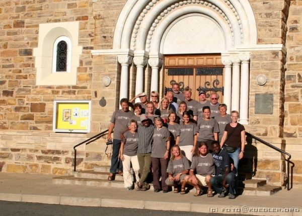 IMG_5188-ausschnitt <P><B>Gruppenfoto vor der Christuskirche in Windhoek</B></P>

<div align=left>


<P>Unser Weg führt uns jetzt direkt zum kleinen Flughafen von Windhoek, es ist auch höchste Zeit. Stefan muss sich noch umziehen und so landen wir schließlich fast am Ende der Schlange vor dem Abflugschalter.</P>

<P>Als wir endlich dran sind, ist an Zusammen sitzen schon gar nicht mehr zu denken, nicht ohne Vorreservierung. Der Schalterbeamte sagt uns, dass er im Moment gar keine Plätze für uns hätte, das Flugzeug sei voll. Wir sehen uns schon mit den letzten Klamotten am Leib hier bleiben, denn die Taschen sind schon auf dem Fließband verschwunden, inklusive Zahnbürste.</P>
</div>