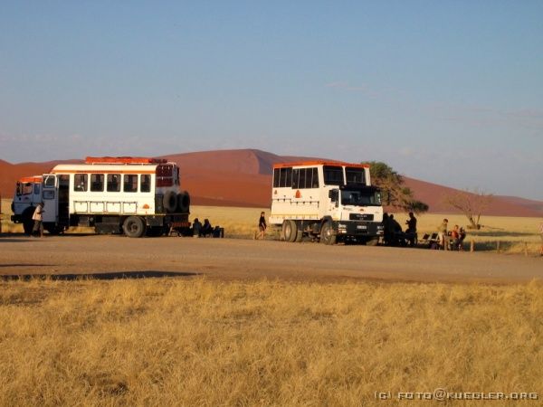 IMG_6469 <P><B>Düne 45</B></P>
<div align=left>
<P>So weit wir können und dürfen fahren wir nach dem
Frühstück mit unserem Truck weiter in die Wüste und
steigen später auf kleinere Pick-Ups um, wo wir auf der
Ladefläche stehend durch den Tiefsand bis in das Soussusvlei
hineinfahren.</P>
</div>