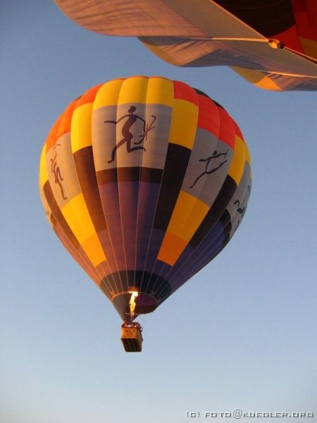 IMG_6579 <P><B>Ballonfahrt</B></P>
<P> Sobald sich der Ballon aufrichtet, klettern wir als Ballast schnell in den Korb und schon
geht es nach oben.</P>