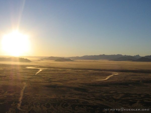 IMG_6594 <P><B>Ballonfahrt</B></P>
<div align=left>
<P>Zuerst steigen wir in 600m Höhe, die Autos
und Bäume sind nur noch so groß wie Stecknadelköpfe.
Um die richtige Windrichtung zu erwischen sinken wir aber kurz darauf
wieder und schweben langsam über die Dünen...</P>
</div>