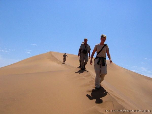 IMG_6678 <P><B>Die weißen Dünen von Swakopmund</B></P>
<div align=left>
<P>In den weißen Dünen stapfen wir später durch den
Sand. Interessanterweise sind die Dünen hier stellenweise
richtig hart. Der Sand ist etwas gröber als der Rote vom
Soussusvlei, enthält aber auch so viel Eisen, dass sich
großflächige schwarze Ablagerungen auf den Dünen
bilden. Die Temperaturen sind hier allerdings ganz anders als im
Soussusvlei.</P>
</div>