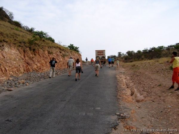 IMG_6713 <P><B>Zwischen Sesfontein und Opuwo</B></P>

<div align=left>
<P><B>27. Oktober: Opuwo und Weitarfahrt an die Epupafälle.</B></P>

<P>Wieder müssen wir sehr früh los. Um 5:30 Uhr ist wecken, 6:00 Frühstück, 7:00 Uhr losfahren.</P>

<P>Die Straßen nach Opuwo sind schlecht bis katastrophal. An einer Stelle ist die Steigung so stark, dass wir aussteigen und laufen müssen, damit der Truck leichter ist. Zum Glück wurde dieses Teilstück schon mal geteert. Da das Laufen und wandern eh etwas kurz kommt, weil wir immer so viel Strecke bewältigen müssen, ist uns diese Abwechslung sehr willkommen.</P>
</div>