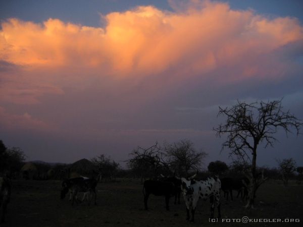 IMG_6835 <P><B>Himbadorf</B></P>
<P>Die Wolken verheißen nichts Gutes.</P>