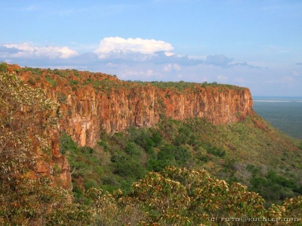 IMG_7041 <P><B>Waterberg</B></P>
<div align=left>

<P>Um bis auf das Plateau zu kommen, müssen wir etwa 200 Höhenmeter überwinden - erst auf bequemen Trampelpfaden, später über große Sandsteinfelsen. Oben angekommen genießen wir den Ausblick über die riesigen platten Ebenen. Außer dem Waterberg gibt es nur noch wenige kleine Erhebungen aus der sonst spiegelglatten Fläche.</P>
</div>